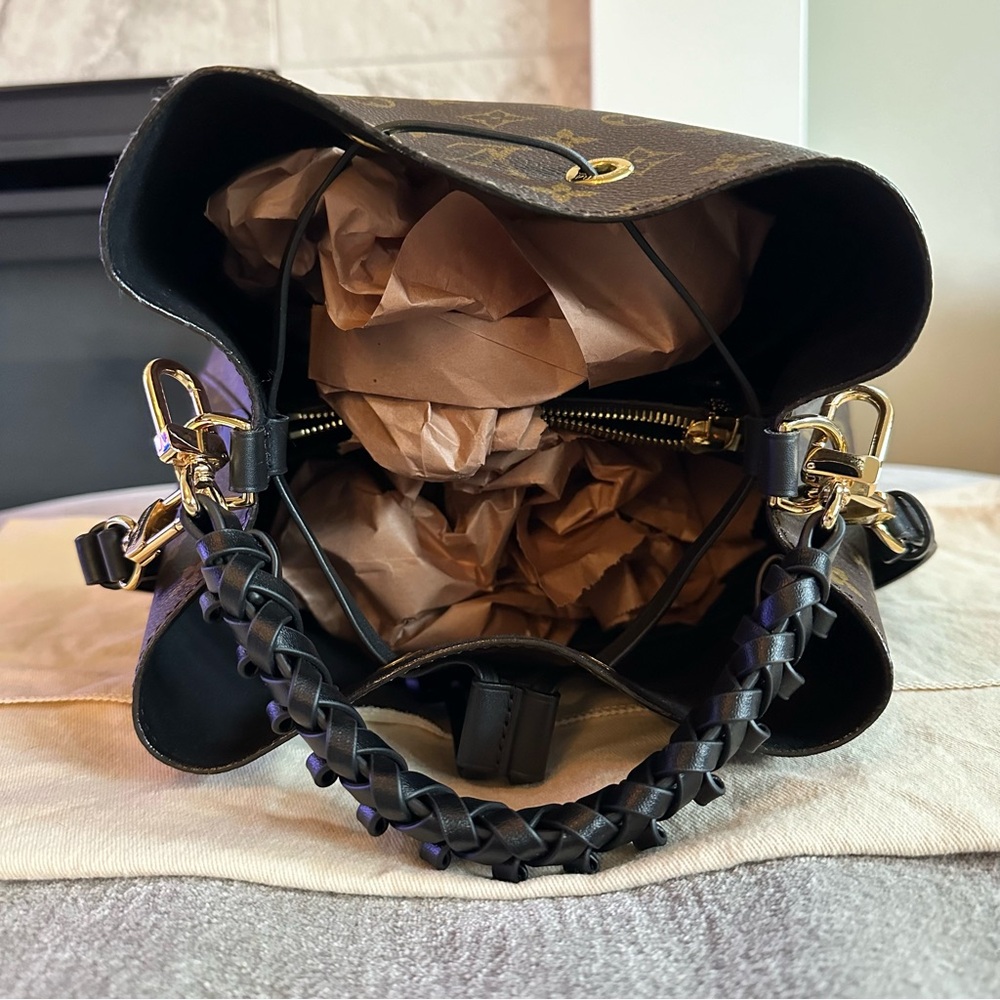 Louis Vuitton NeoNoe MM Monogram in Black - Picture 3 of 10